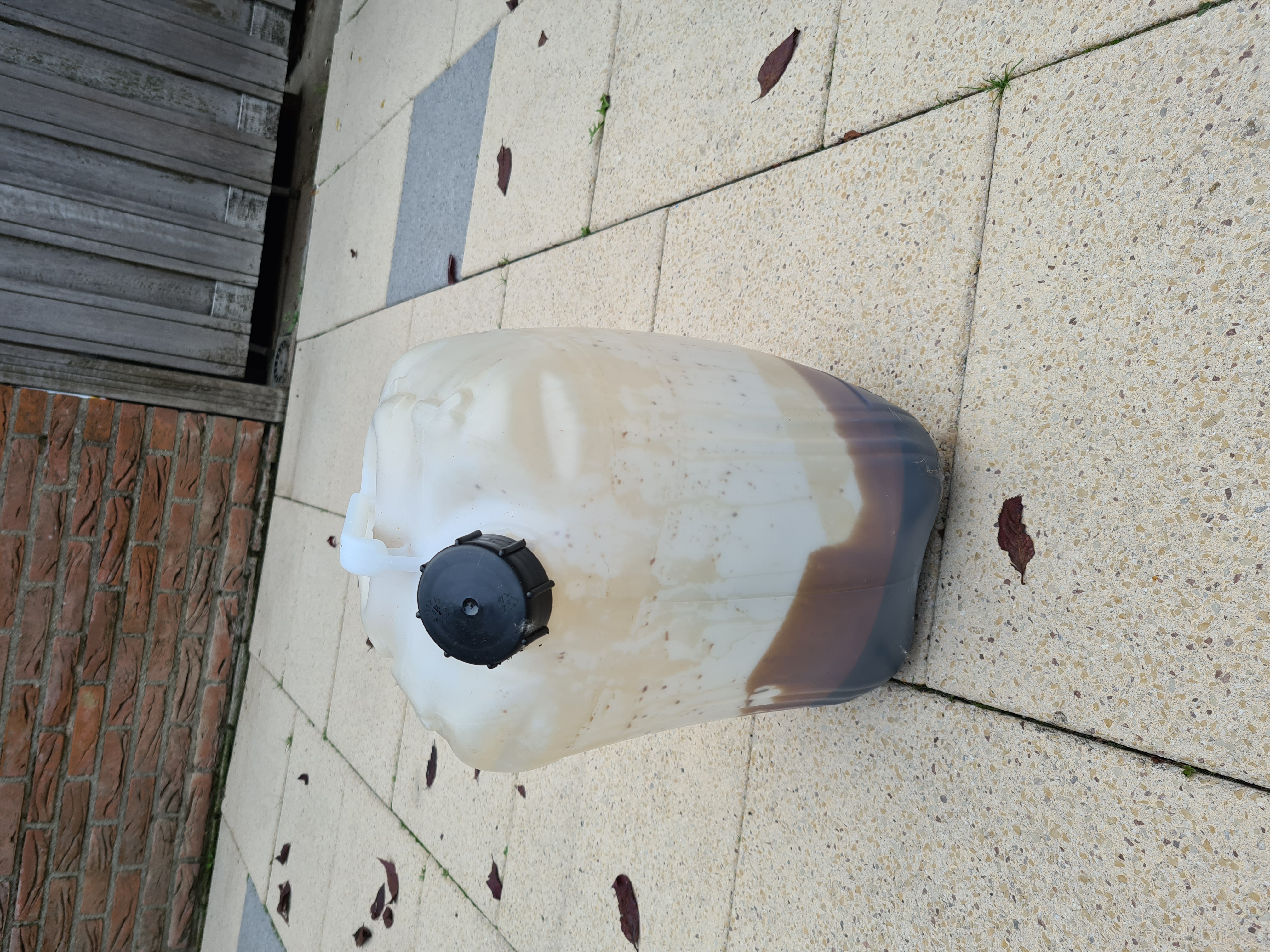 1694961650-jerrycan.jpg 1694961650-jerrycan.jpg