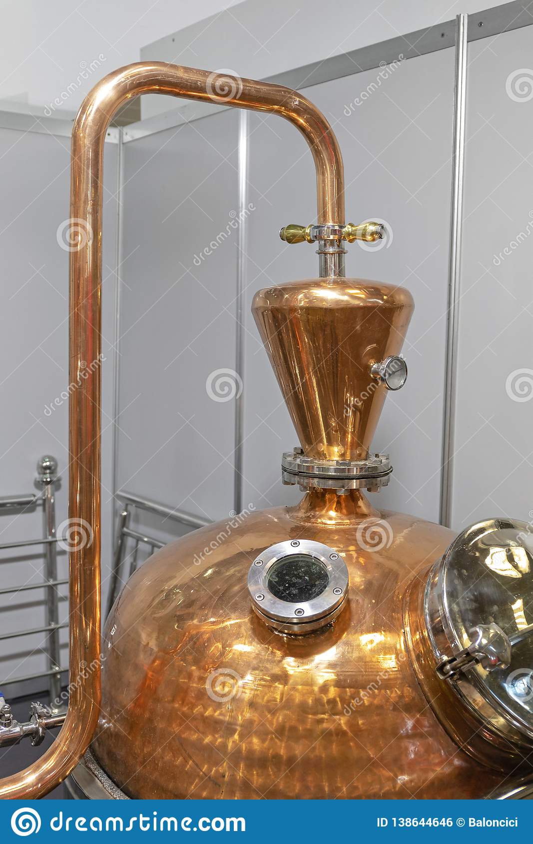 1646577670-copper-pot-still-classic-copper-distilling-alcohol-still-brewery-equipment-138644646.jpg